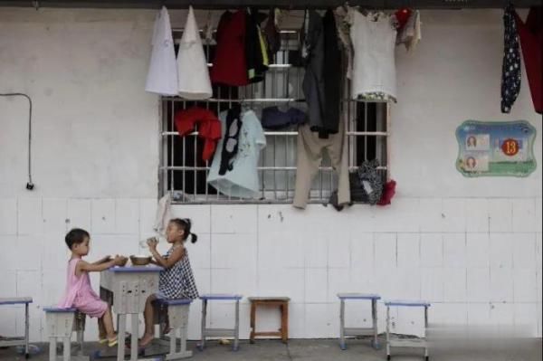 鄱阳县油墩街镇彭家|新房泡在水中，一家三口留住二楼，出入靠划船