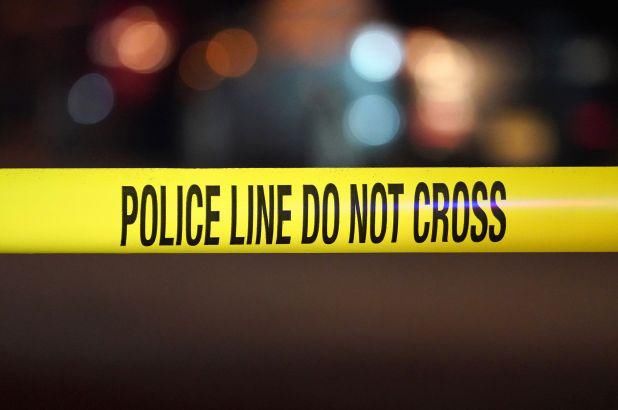  父亲|父亲遭人殴打，19岁男孩为保护父亲被人疯狂捅刺，血流满地