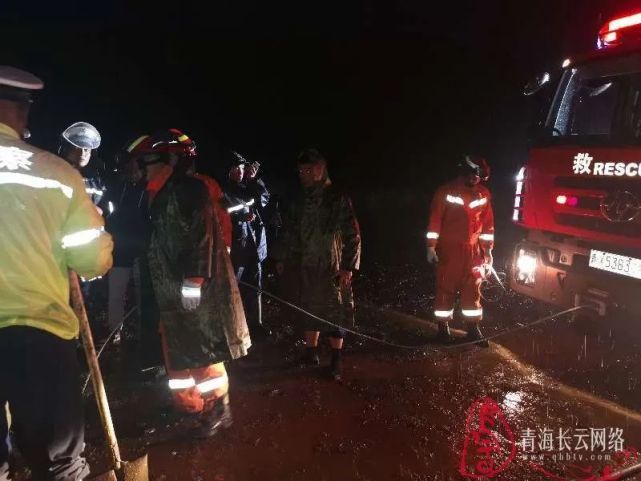  车辆|雨夜两车陷入泥坑无法脱困，玉树消防冒雨救援