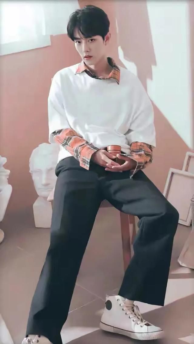  多长|肖战，你的腿到底有多长？