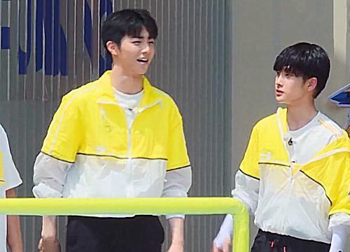 何洛洛|周震南跟陈立农同队,商讨跟蔡徐坤对决的方法,谁注意何洛洛咋做的