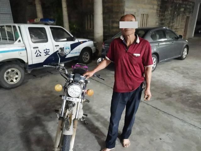  男子|酒驾遇夜查脱鞋逃跑，男子被抓后满脸笑容