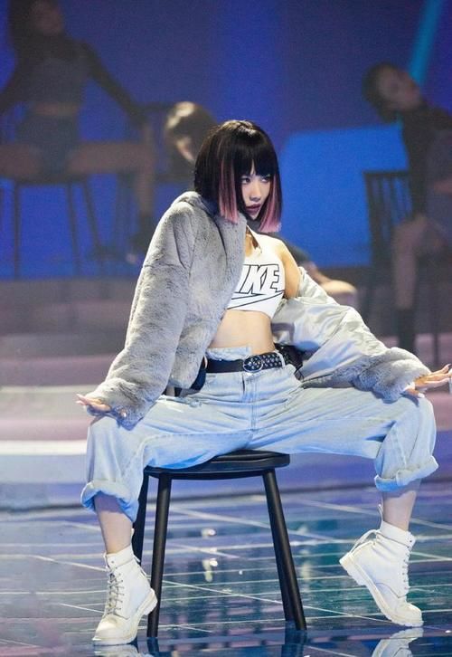  终于|“浪姐”王霏霏终于迎来第一名！舞台造型又A又美，33岁气场大开