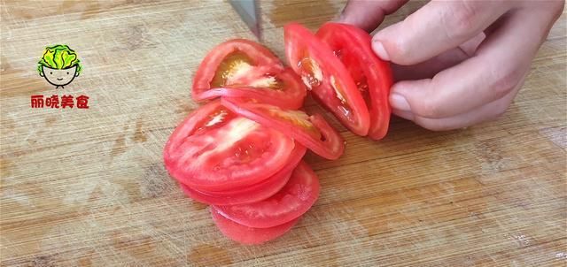  试试|黄瓜别凉拌了，试试这做法，淋入2个鸡蛋，营养又鲜嫩，太美味了