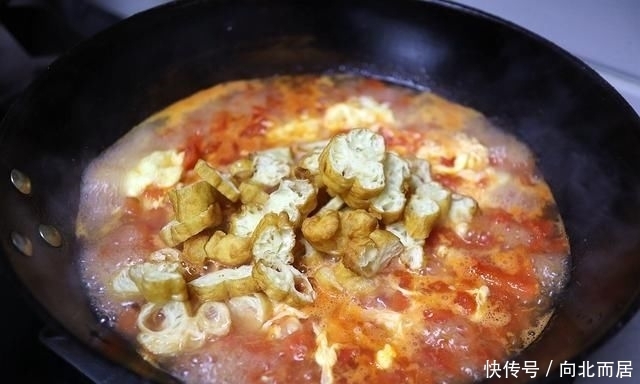 好吃|教你一个剩油条好吃的做法,酸溜开胃特省事,端上桌就差舔盆了