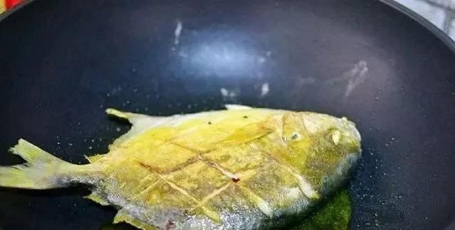  好吃|鲳鱼别再清蒸了，教你简单做红烧鲳鱼，美味下饭，好吃极了