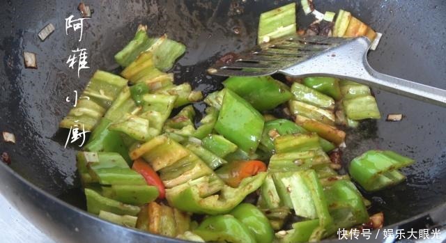 比肉|秋天少吃肉,这道家常豆腐做法简单味道十足,不放肉比肉都香!