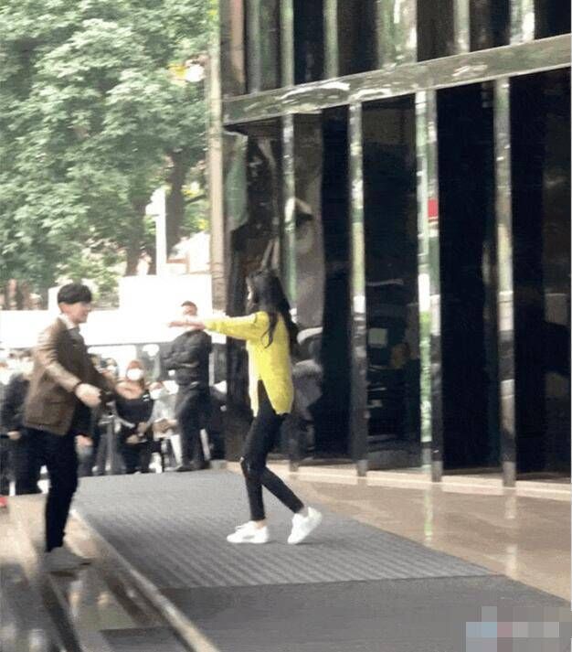  卸完|《阴阳师》杀青照曝光，邓伦搭肩郭敬明好壮，没卸完妆有杀气，赵又廷自拍帅