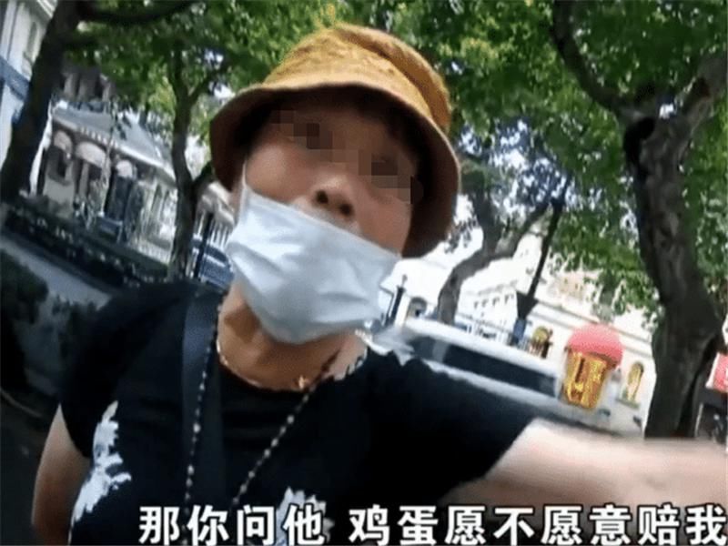  小伙|大妈骑车逆行撞倒小伙，被索赔时大喊：都怪他往我自行车上撞！