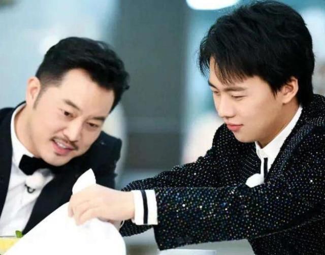  心机|跑男嘉宾接受水枪惩罚，其他人选择护头，张天爱的做法被吐槽心机