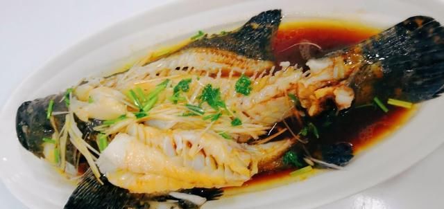  闺蜜|闺蜜来吃饭，简单准备八个菜，最后一碗大虾面让闺蜜全程在找面