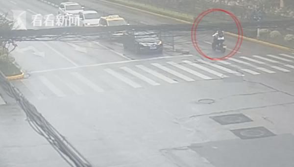  两轮摩托|看呆交警！男子驾套牌摩托连闯6个红灯被扣63分