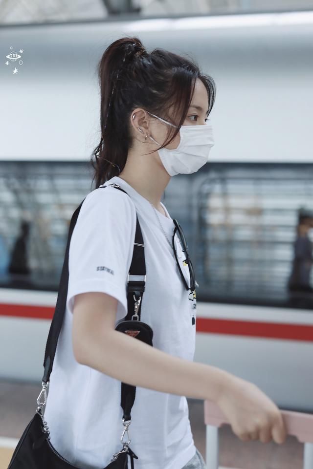  中餐厅|杨超越《中餐厅》路透造型大赏，有的休闲有的可爱，都超级好看！