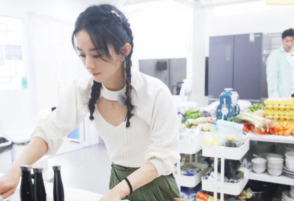  深夜|《中餐厅》赵丽颖遭恶意剪辑，一个人干活到深夜，正片却一剪没！