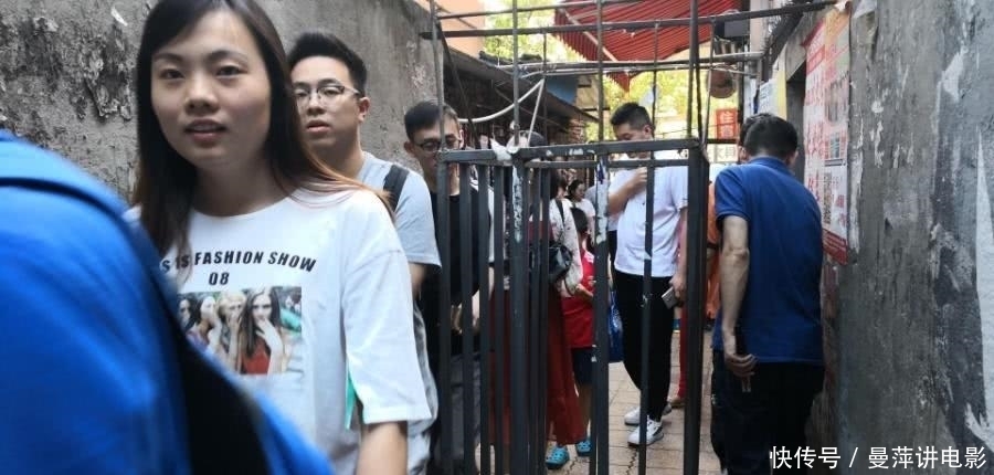  最窄|吃的太饱就回不了学校, 有所大学“最窄校门”拒绝胖子!