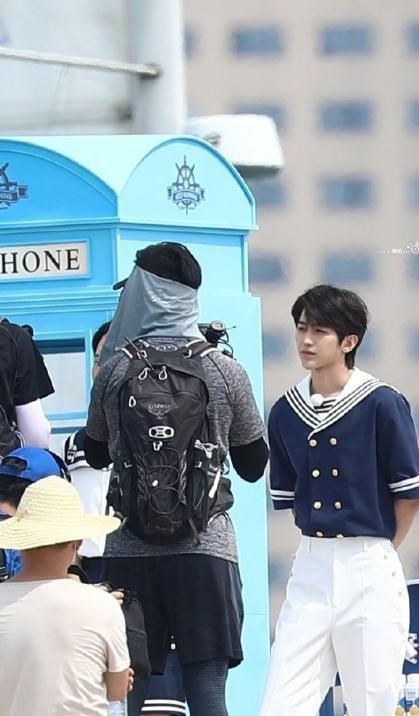  造型|蔡徐坤跑男路透水手服造型，清爽帅气，站在那就是一部偶像剧