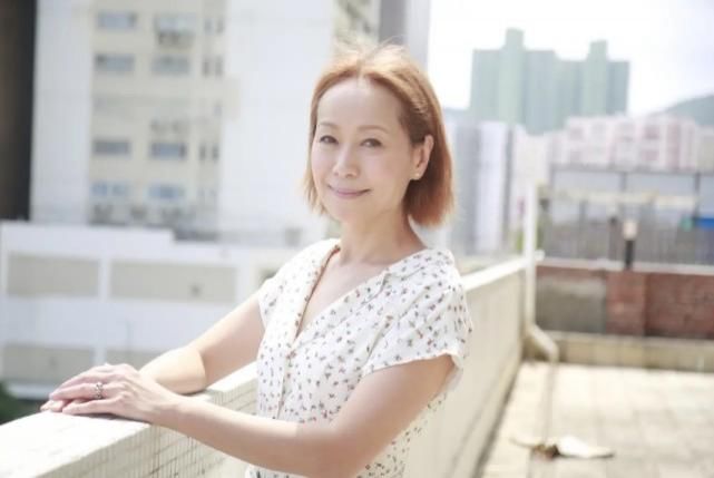 身材|57岁叶童比67岁赵雅芝还显老 搭配碎花连衣裙如老奶奶