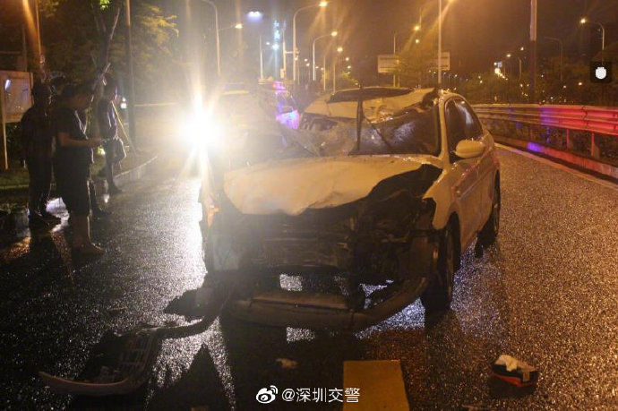  追尾|醉驾追尾货车后蒙了，车子后溜也无动于衷