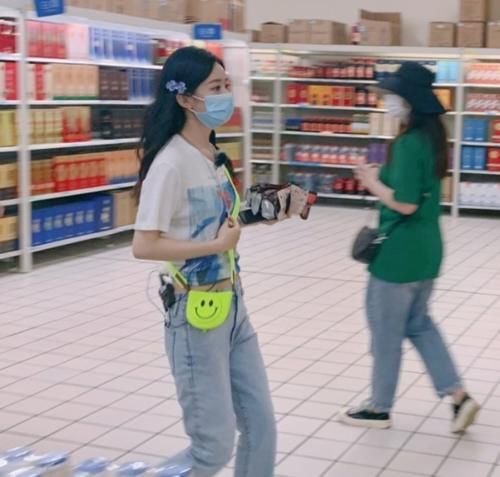  路透|《中餐厅4》路透，赵丽颖超市买食材，镜头下的小蛮腰让人羡慕