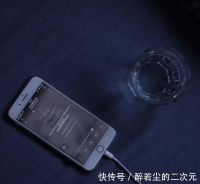 电话|网易云热评:毕业那天喝了一瓶白酒,睡醒后接通了兄弟的电话……