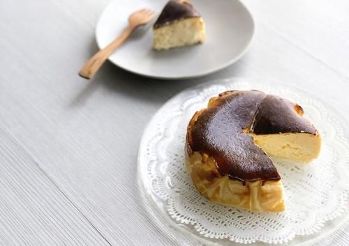  巴斯克芝士蛋糕|别再做电饭锅蛋糕了，现在流行它！比戚风蛋糕更柔软，简单零失败