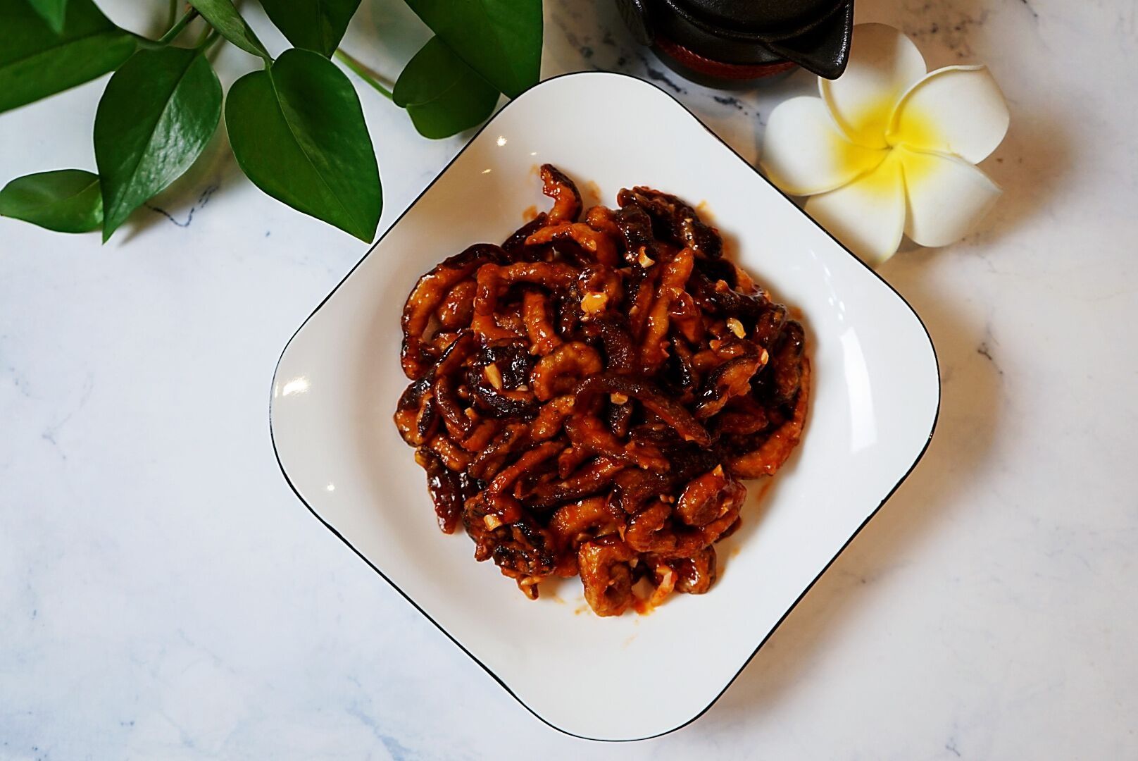 肉味|素食餐厅首推这道菜，香菇条吃出肉味，口感酸甜，不腻不油真好吃