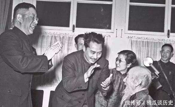 老头|91岁老头为老舍画了一幅画,却被人嘲讽失误,专家:放大20倍再看