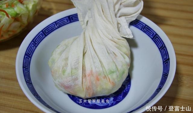 做法|包菜最下饭的做法,一次拌5瓶,酸辣脆爽,比吃肉还香