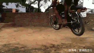 马路上|妹子,大白天在马路上就不要和男友秀恩爱了,而且这样牵手不安全