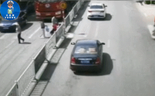  死亡|痛心！两中学生骑摩托车撞上大货车！当场死亡