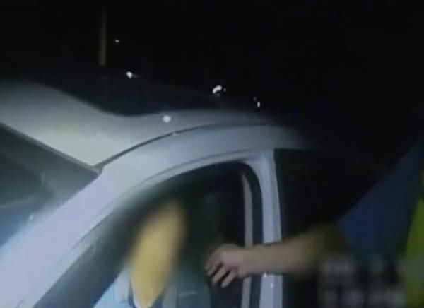  孩子|“坑娃”的爹！男子通宵聚会，饮酒驾车还带上了娃