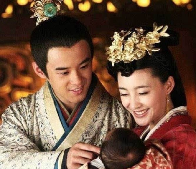 接到|母后在民间暗中产下一女，汉武帝得知后不怒反喜，将姐姐接到宫中