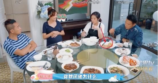  时用|陈小春家教有多严？看他给应采儿夹菜时用的筷子，网友：全是细节