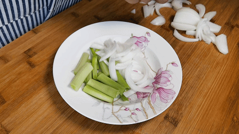 辅料|葱油拌面,分三步就能搞定,从葱油到煮面,好吃的技巧如此简单