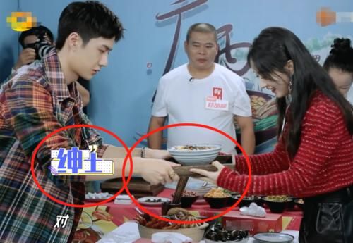  螺蛳粉的时|王一博跟颖宝吃螺蛳粉，镜头特写王一博行为，避嫌与否很明显