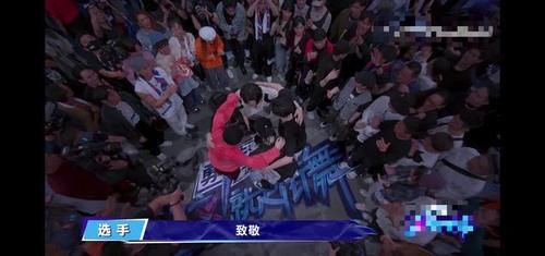  张艺兴|《街舞3》再现“神仙打架”：王一博扯张艺兴衣服，现场太热血