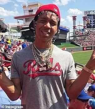 父亲|父亲正陪3岁女儿在家中玩玩具,屋外突然飞来6颗子弹将两人打死