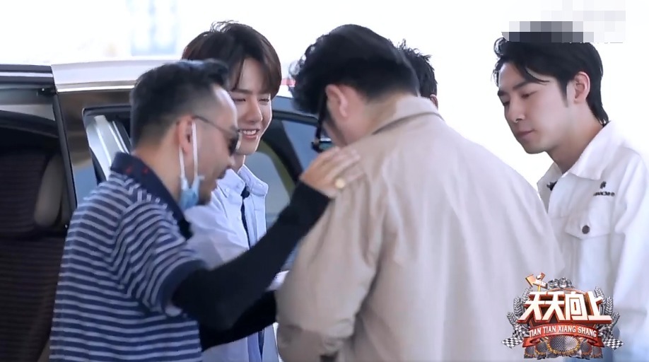  钱枫|《天天向上》王一博归队，拥抱钱枫被弹回来，戳胖肚皮表情超可爱