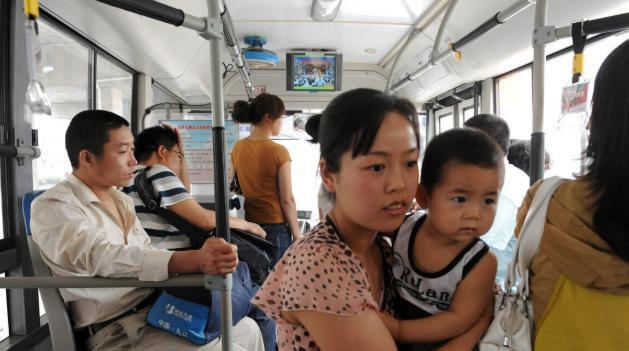 强制|4岁女孩被强制在公交车上让座，妈妈竟如此回怼，网友：这是亲妈