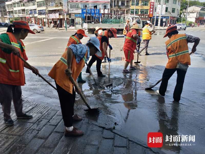 阆中|四川阆中遭遇暴雨，多条街道积水严重，多条河流水位暴涨