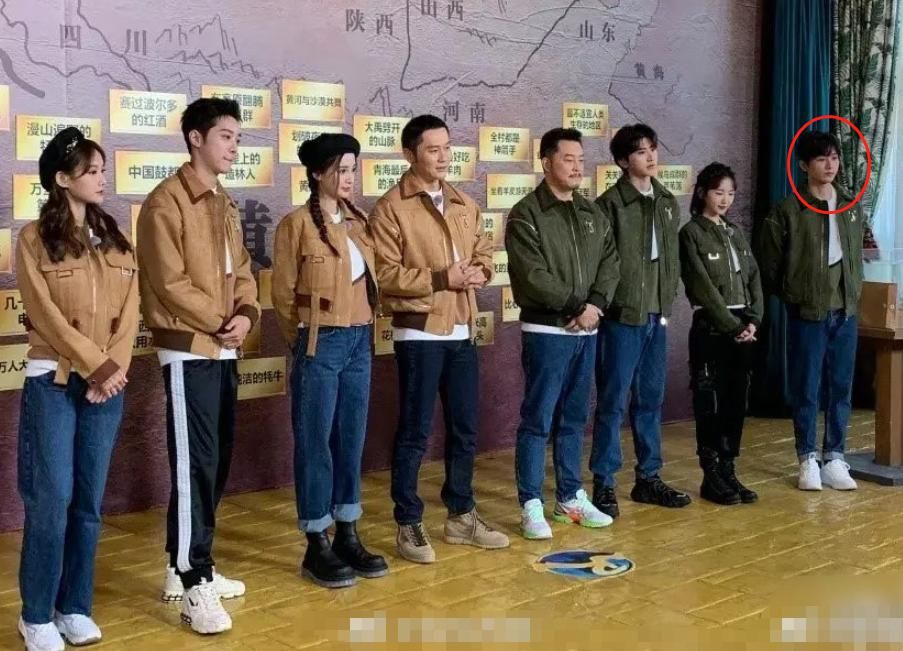  成毅|《跑男》黄河篇路透！成毅皮衣造型清爽，看清蔡徐坤校园男神没跑了