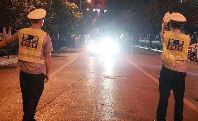  方块|别克使用“杀手锏”，两个黑方块专治“远光狗”，网友：人才啊