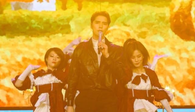  满满|阿云嘎《天天向上》新歌首唱！发布《不朽的》创作大赛，响应满满