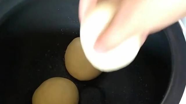  做法|电饭锅版老面包的做法，香甜松软，出锅之后超好吃！