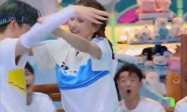  温暖|撕名牌大战，蓝队全军覆没，而angelababy表现勇敢而温暖