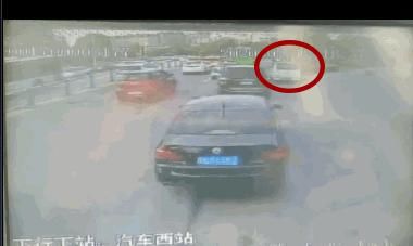  高峰|阜城七彩世界十字路口，晚高峰他突然冲下车！