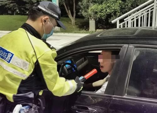  喝了酒|男子酒驾睡着被叫醒，对着交警“嘟嘴吧”，这是什么野路子
