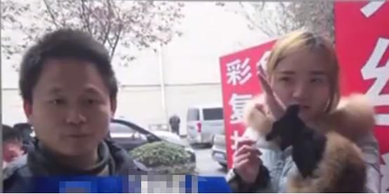 监控|男子印名片惨遭女店员殴打，竟因讲价产口角，店员：我就是不给你印