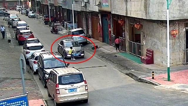  生死|生死66秒！广西一小学生被小车撞上卷入车底，群众抬车救援