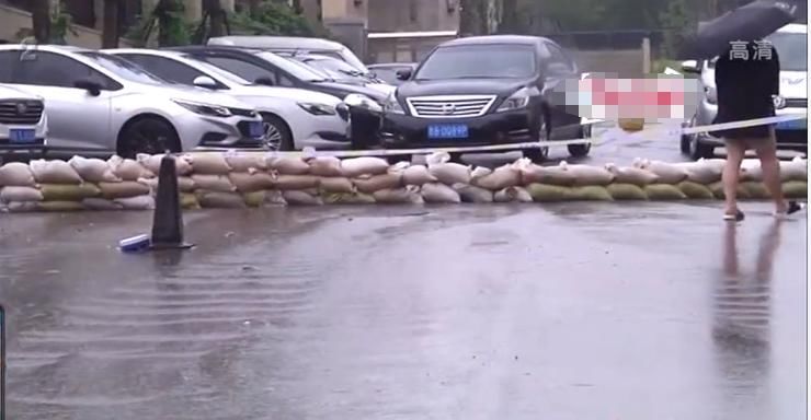 不到|大雨进入车库,女子爱车被泡,物业:车上没留电话,通知不到!